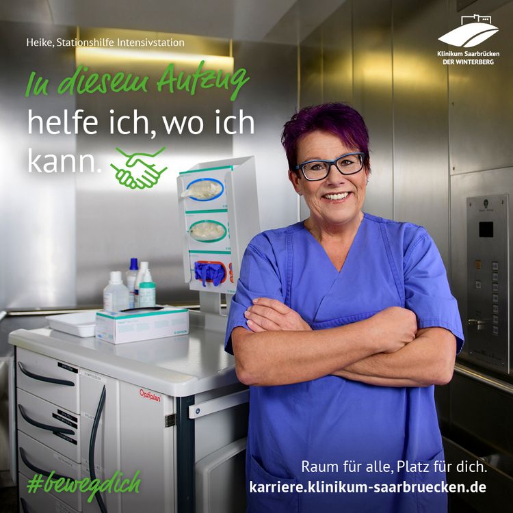 Heike steht im Aufzug vor einem Helferwagen. Über ihr steht: In diesem Aufzug helfe ich, wo ich kann