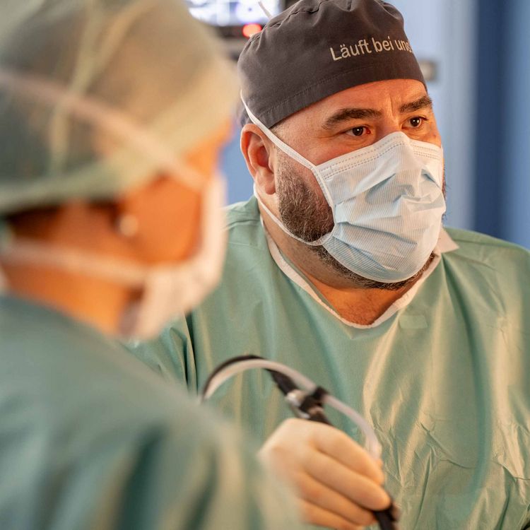 Chefarzt Dr. Dr. Gregor A. Stavrou im Operationssaal