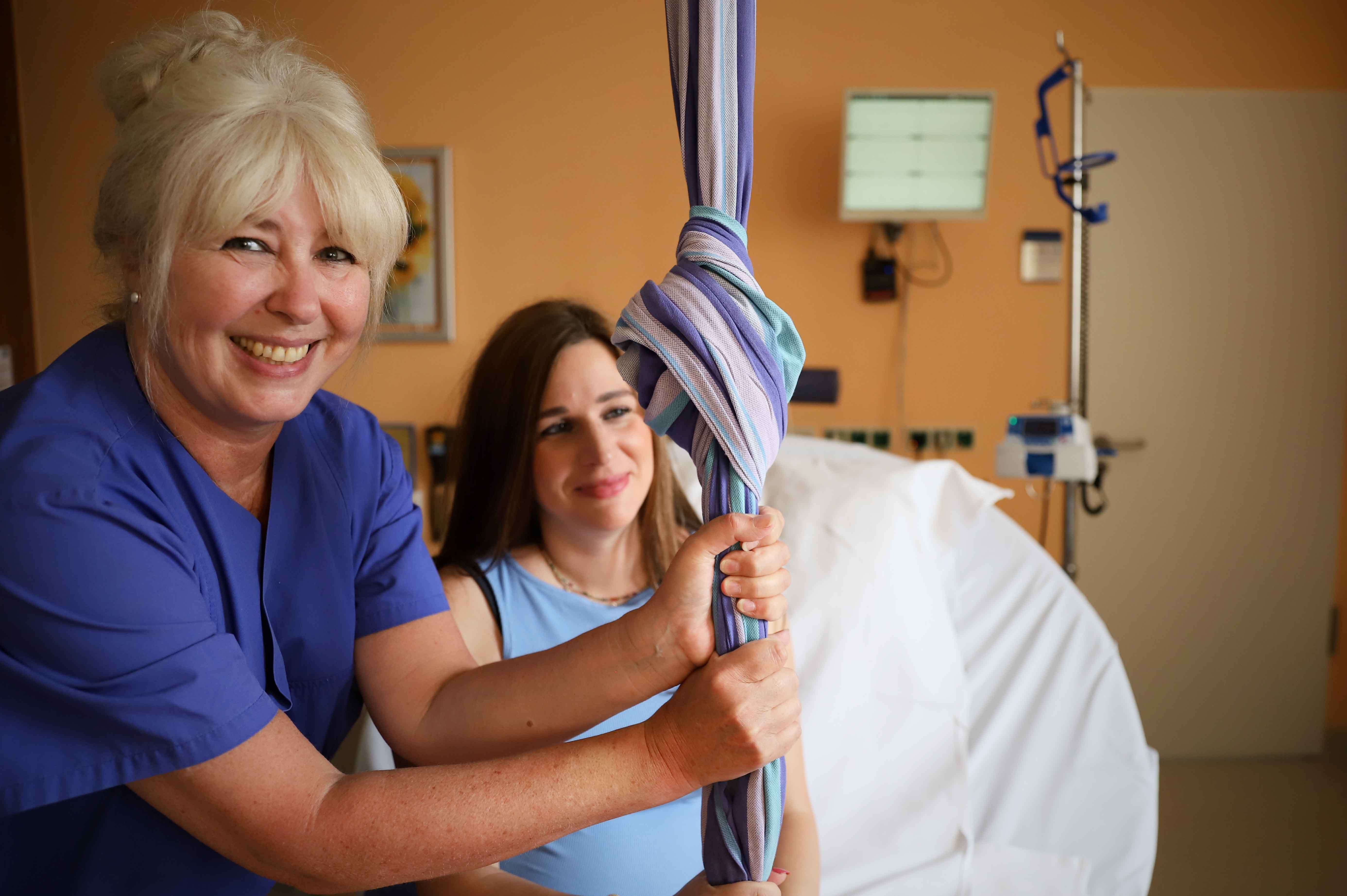 Hebamme zeigt Schwangeren im Kreißsaal im Klinikum Saarbrücken Hilfsmittel rund um die Entbindung