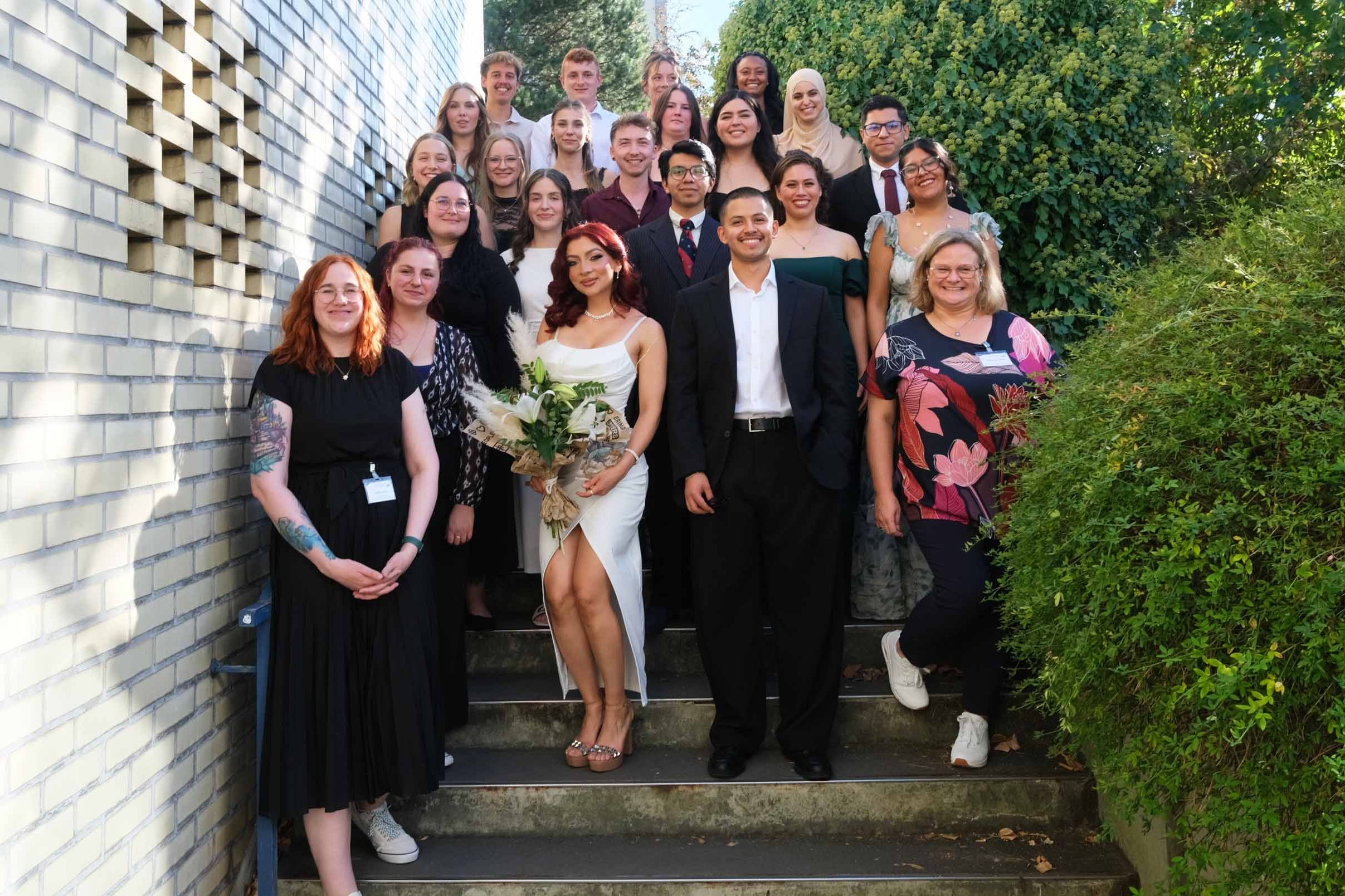 Gruppenfoto der Absolventinnen und Absolventen des Kurses OTA und OTA Mexiko 23-26 bei der Examensfeier auf dem Winterberg gemeinsam mit den Kursleiterinnen Jaqueline Otten und Anja Weimer-Leißing