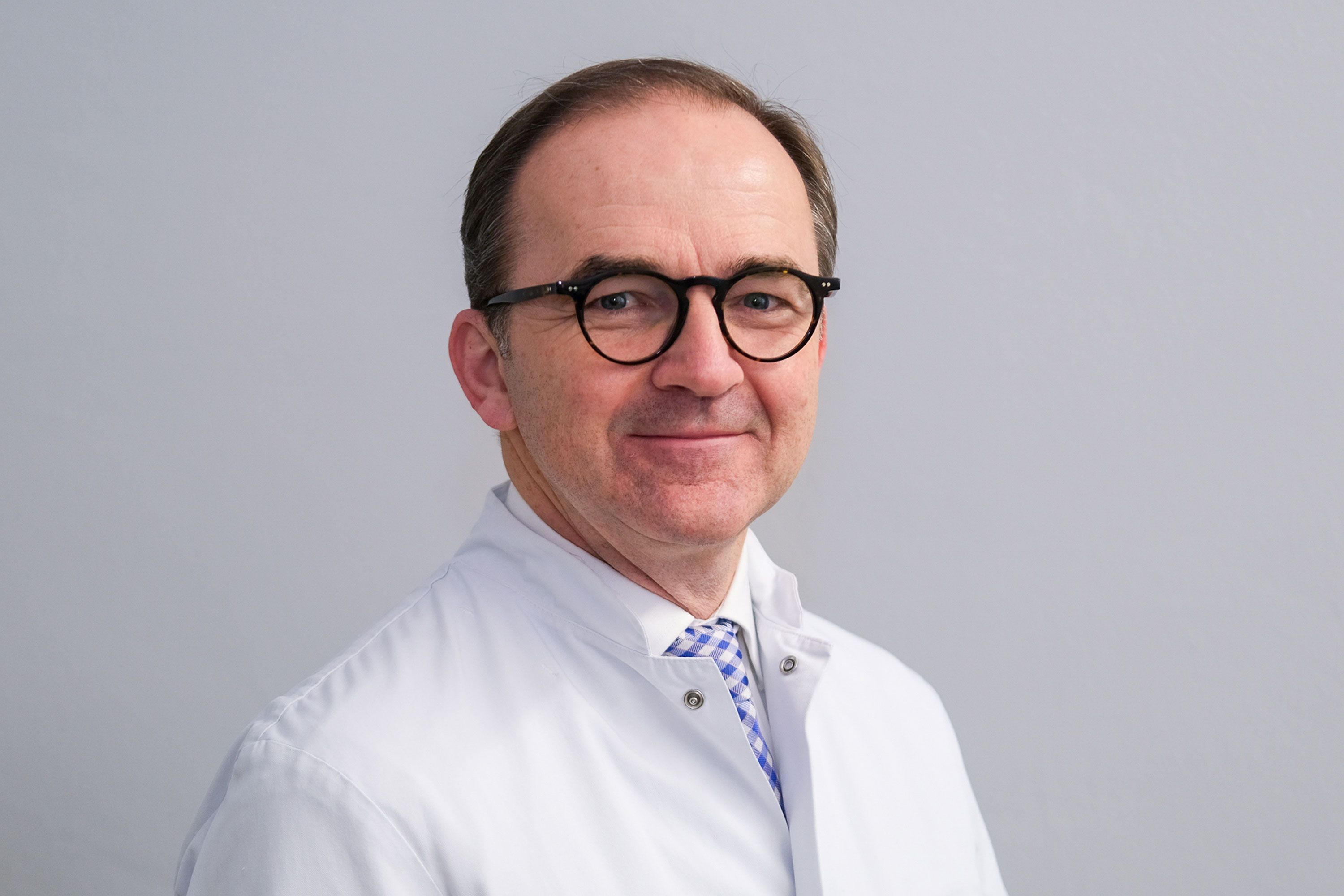 Facharzt für Orthopädie und Unfallchirurgie, Facharzt für Chirurgie, spezielle Unfallchirurgie, Handchirurgie, fachgebundene Skelettradiologie, Notfallmedizin

