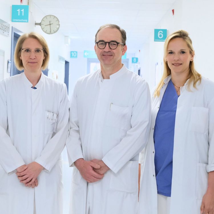 Unsere Spezialisten für Handchirurgie im Klinikum Saarbrücken, v.l. Dr. Katrin Schall, Chefarzt Prof. Dr. Christof Meyer und Saskia Barnick