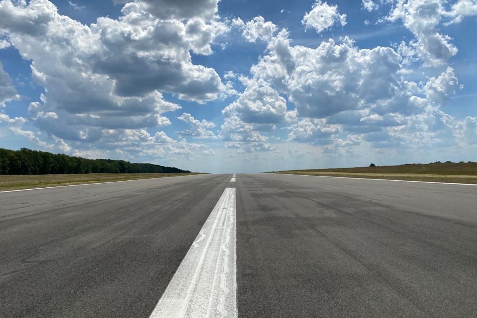 Symbolbild: Straße mit Horizont. 
