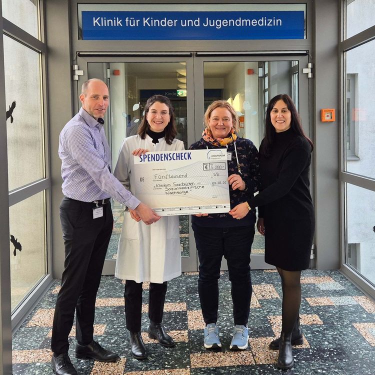 Die Firma Ursapharm unterstützt seit Jahren die Sozialmedizinische Nachsorge auf dem Winterberg. V.l.: Verwaltungsdirektor Matthias Mudra, Kinderklinik-Chefärztin Dr. Marie-Claire Detemple, Anja Schneider, Leiterin der Sozialmedizinischen Nachsorge, freuten sich über den Besuch von Ursapharm-Unternehmenssprecherin Ornella Spallek.