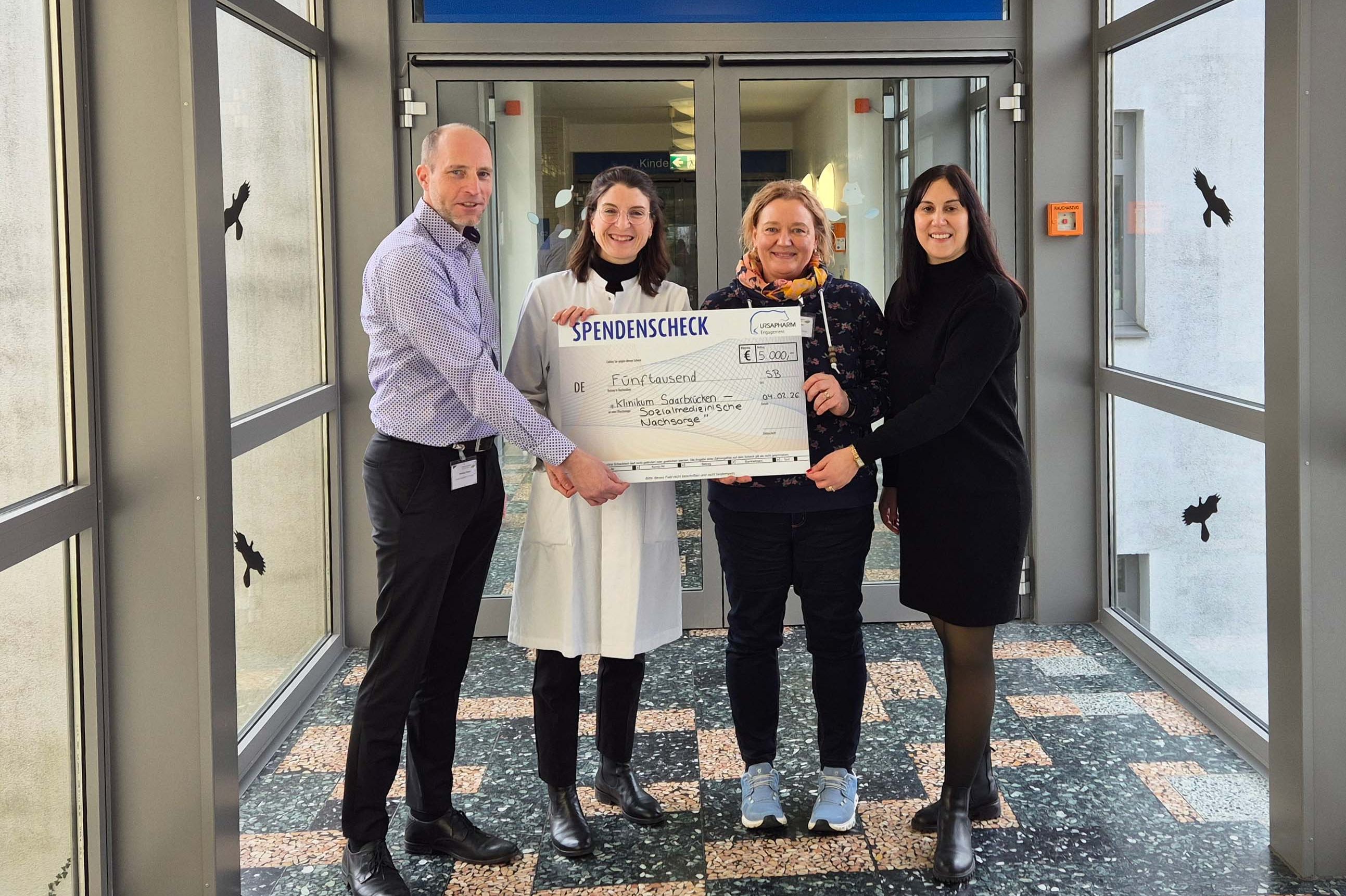 Die Firma Ursapharm unterstützt seit Jahren die Sozialmedizinische Nachsorge auf dem Winterberg. V.l.: Verwaltungsdirektor Matthias Mudra, Kinderklinik-Chefärztin Dr. Marie-Claire Detemple, Anja Schneider, Leiterin der Sozialmedizinischen Nachsorge, freuten sich über den Besuch von Ursapharm-Unternehmenssprecherin Ornella Spallek.