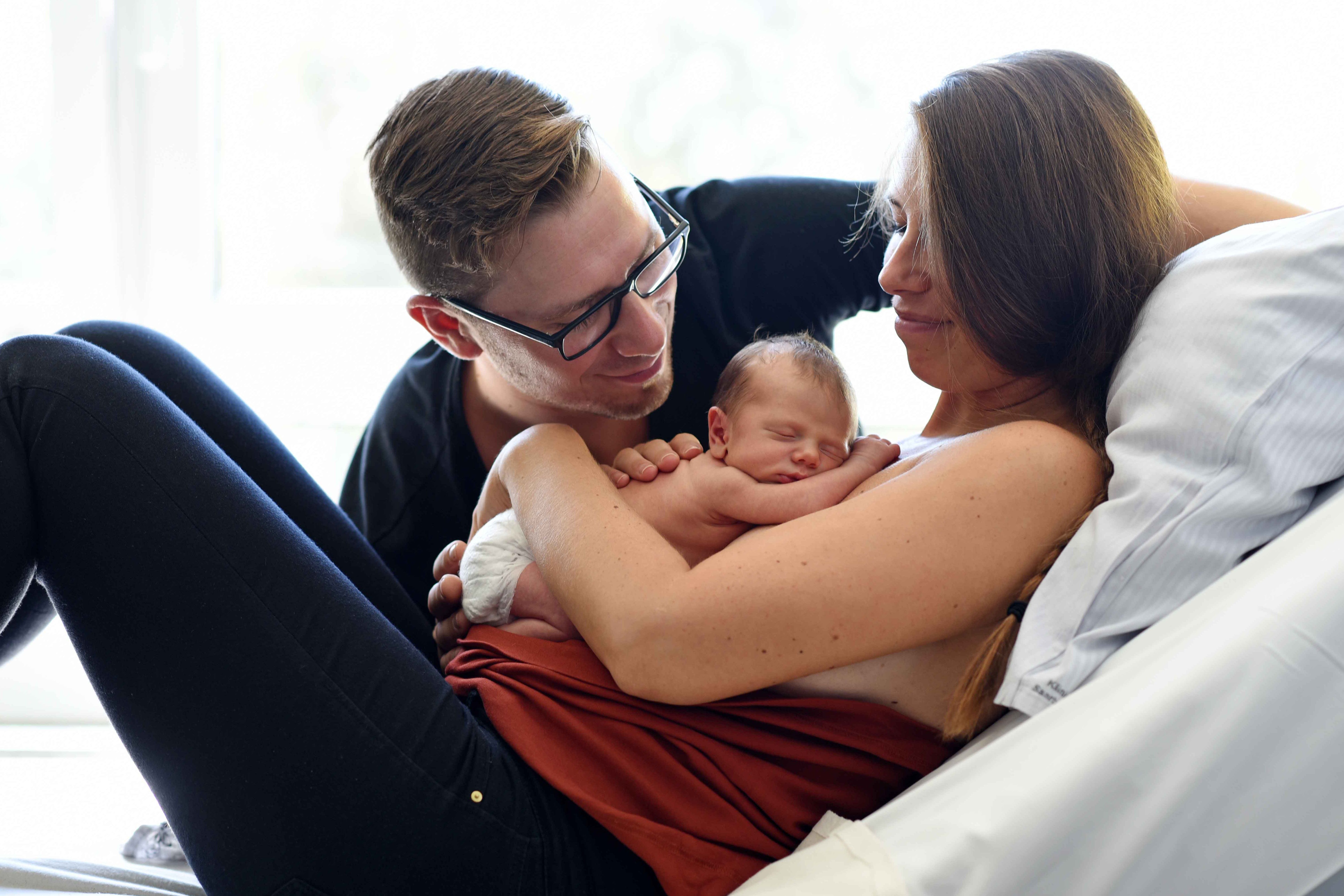 Familie mit Baby im Klinikum Saarbrücken auf dem Winterberg