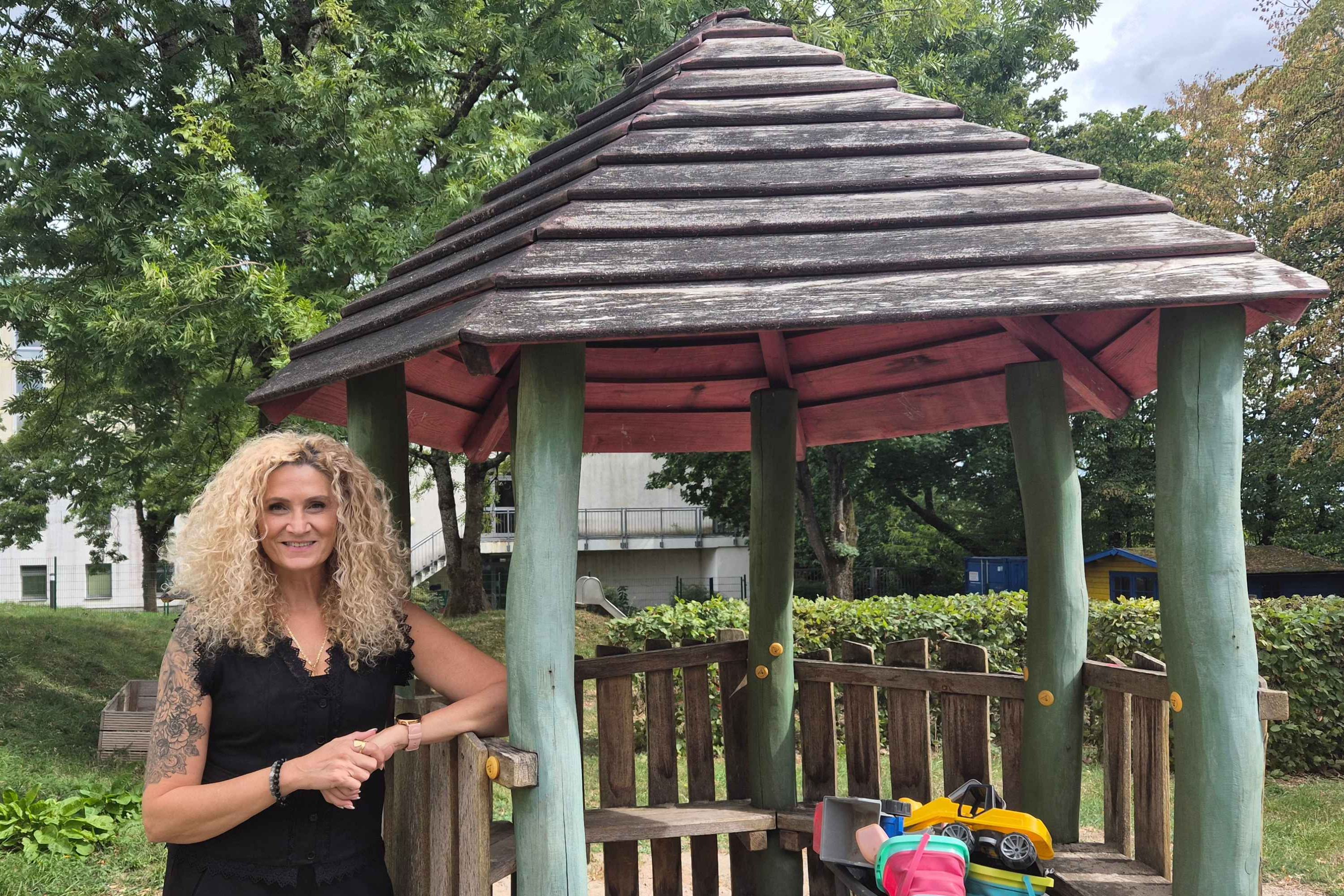 Salvina Morreale, Leiterin des Kinderzimmers Berglöwen, auf dem Spielplatz der Kita.