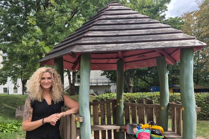 Salvina Morreale, Leiterin des Kinderzimmers Berglöwen, auf dem Spielplatz der Kita.