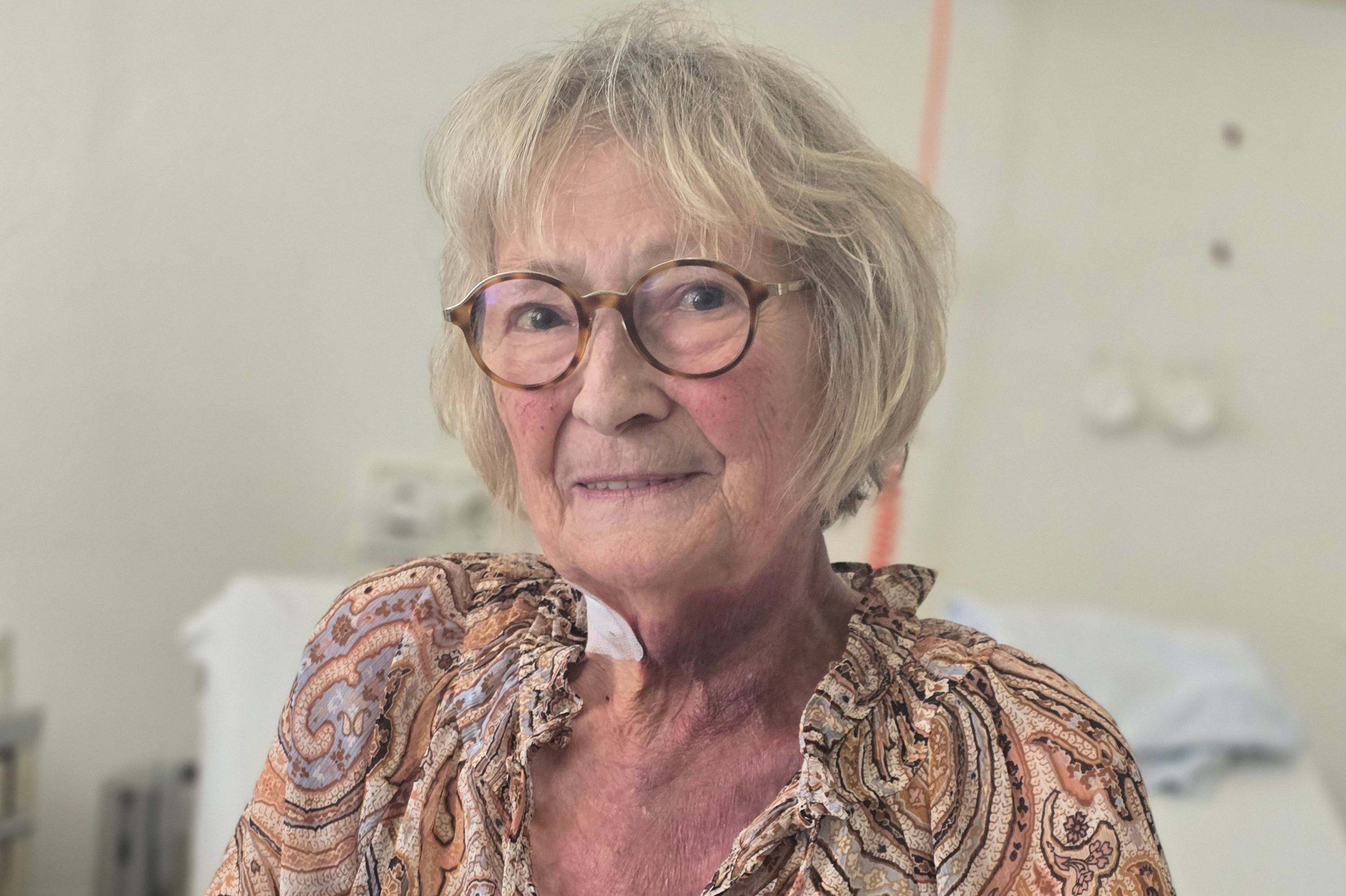 Das Foto zeigt die Patienten Edith Karg am Tag ihrer Entlassung, wie sie in die Kamera schaut.