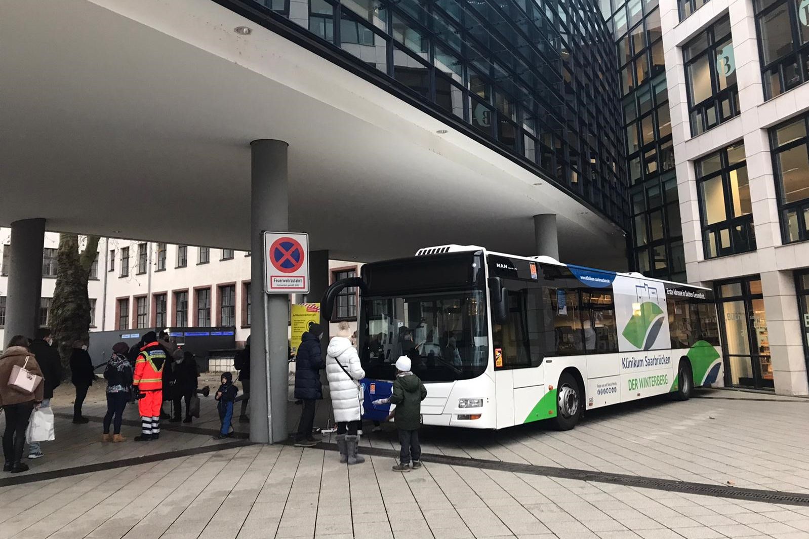 Symbolbild: Der "Winterberg-Impfluencer-Bus" bei seinem letzten Halt am Gustav-Regler-Platz in Saarbrücken. 