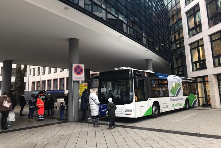 Symbolbild: Der "Winterberg-Impfluencer-Bus" bei seinem letzten Halt am Gustav-Regler-Platz in Saarbrücken. 