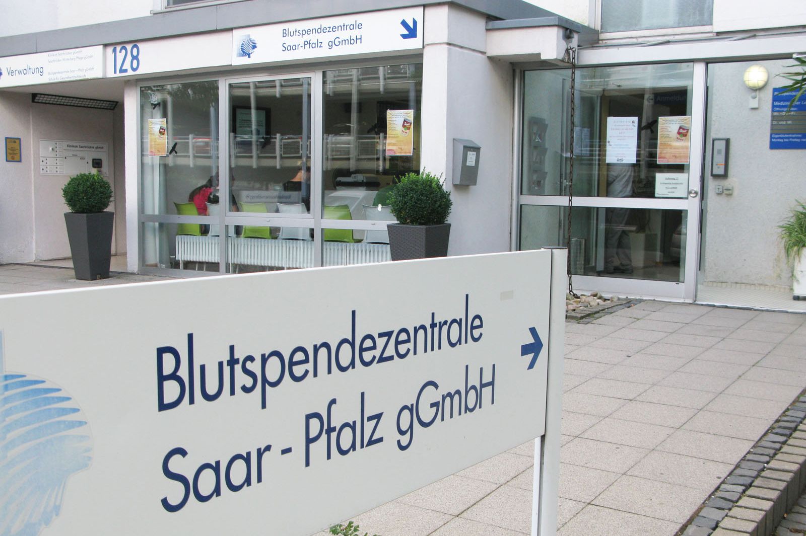 Die Blutspendezentrale auf dem Saarbrücker Winterberg - Blutspender können kostenlos im gegenüberliegenden Parkhaus parken
