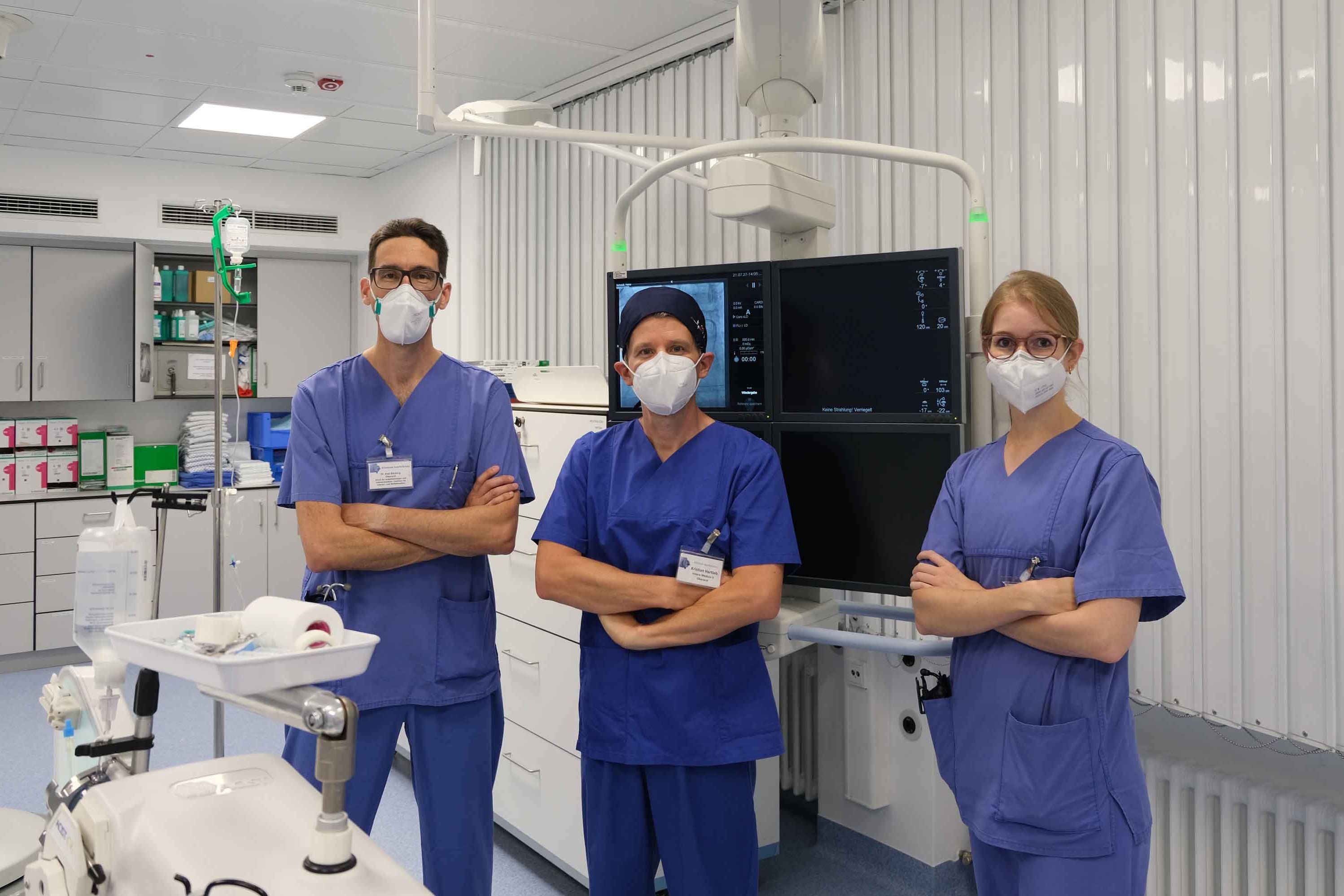 Interdisziplinär aufgestelltes Ärzteteam im Herzkatheterlabor im Klinikum Saarbrücken