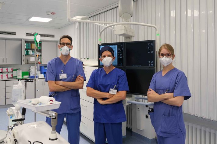 Interdisziplinär aufgestelltes Ärzteteam im Herzkatheterlabor im Klinikum Saarbrücken