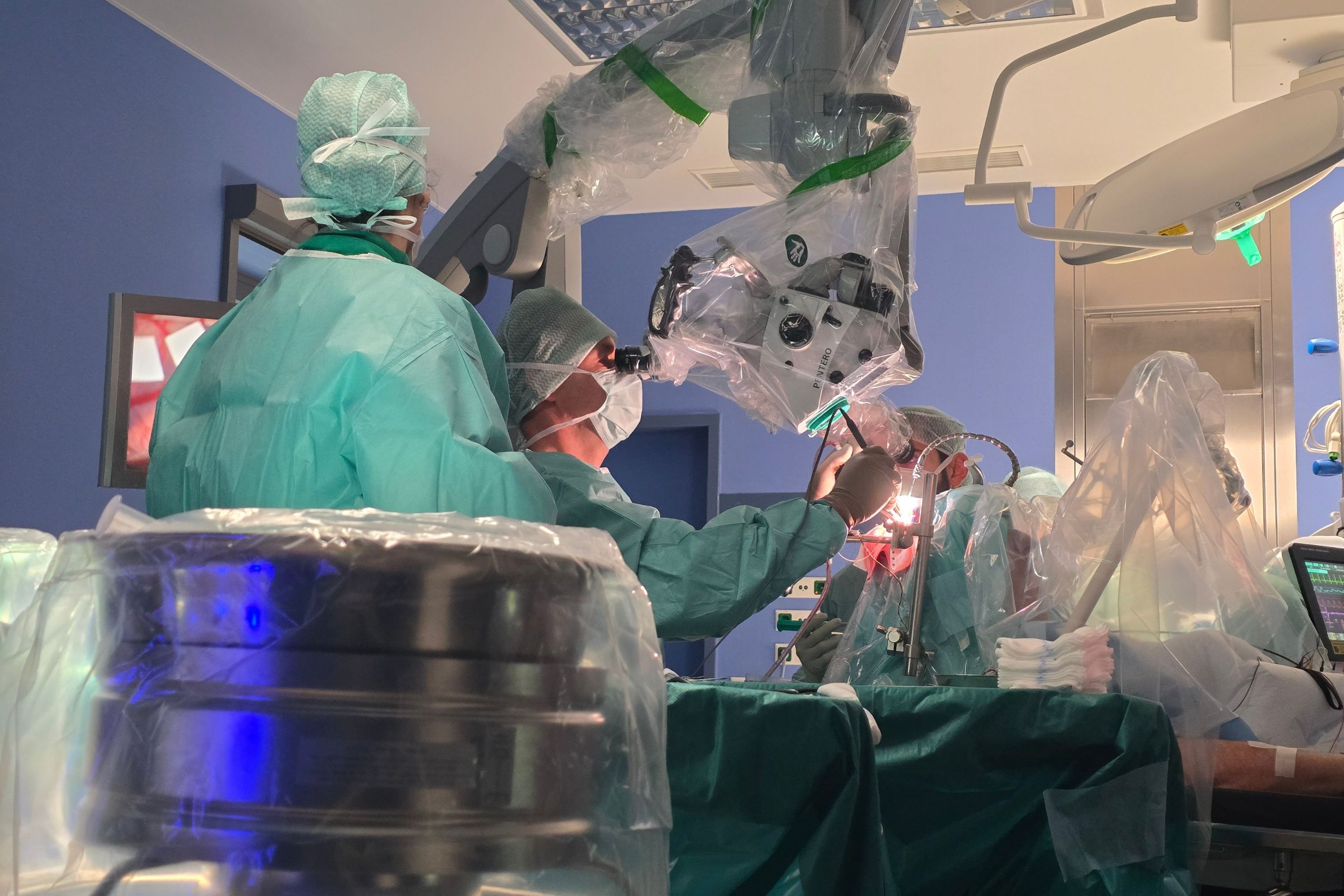 Eine neurochirurgische Operation ist in der Totalen zu sehen.