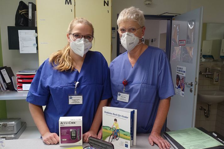 Gesundheits- und Kinderkrankenpflegerinnen Beate Ball und Angela Fecht im Klinikum Saarbrücken präsentieren medi