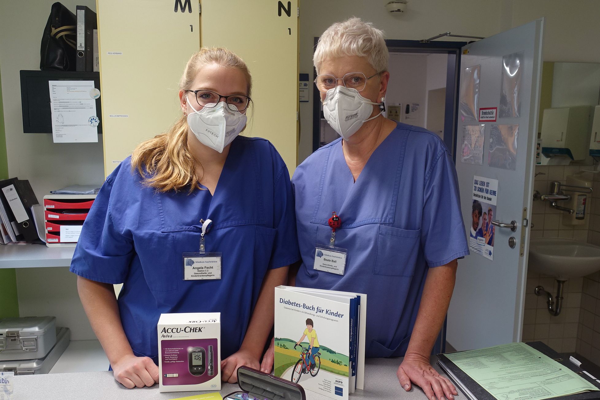Gesundheits- und Kinderkrankenpflegerinnen Beate Ball und Angela Fecht im Klinikum Saarbrücken präsentieren medi