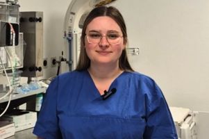 Eine Mitarbeiterin erklärt auf der Kinderintensivstation in Ukrainisch, was ein Perinatalzentrum Level 1 ist.