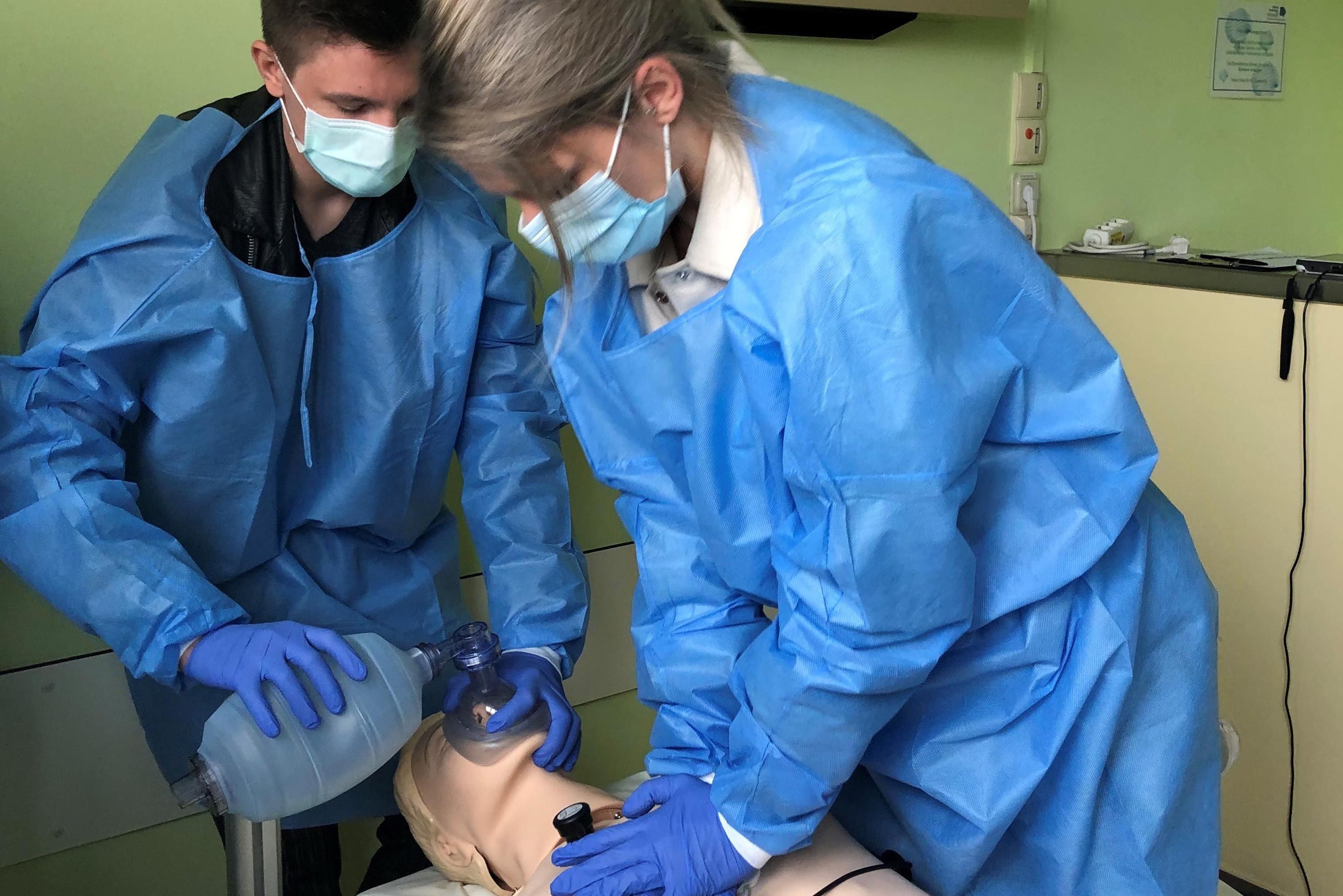 Intensiv- und Notfalltraining für Mitarbeiterinnen und Mitarbeiter im Simulationszentrum
