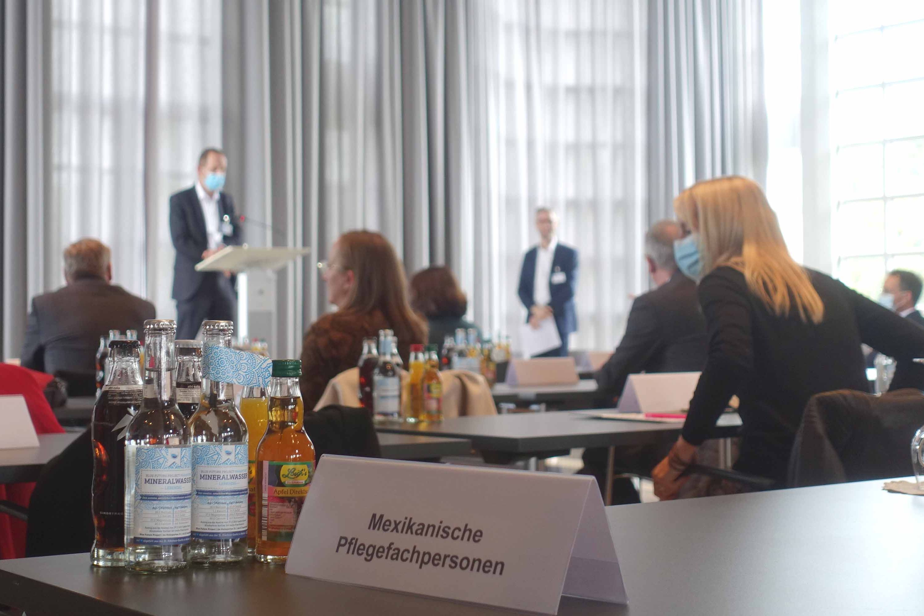 Sitzungssaal mit Schild "Mexikanische Pflegefachpersonen"