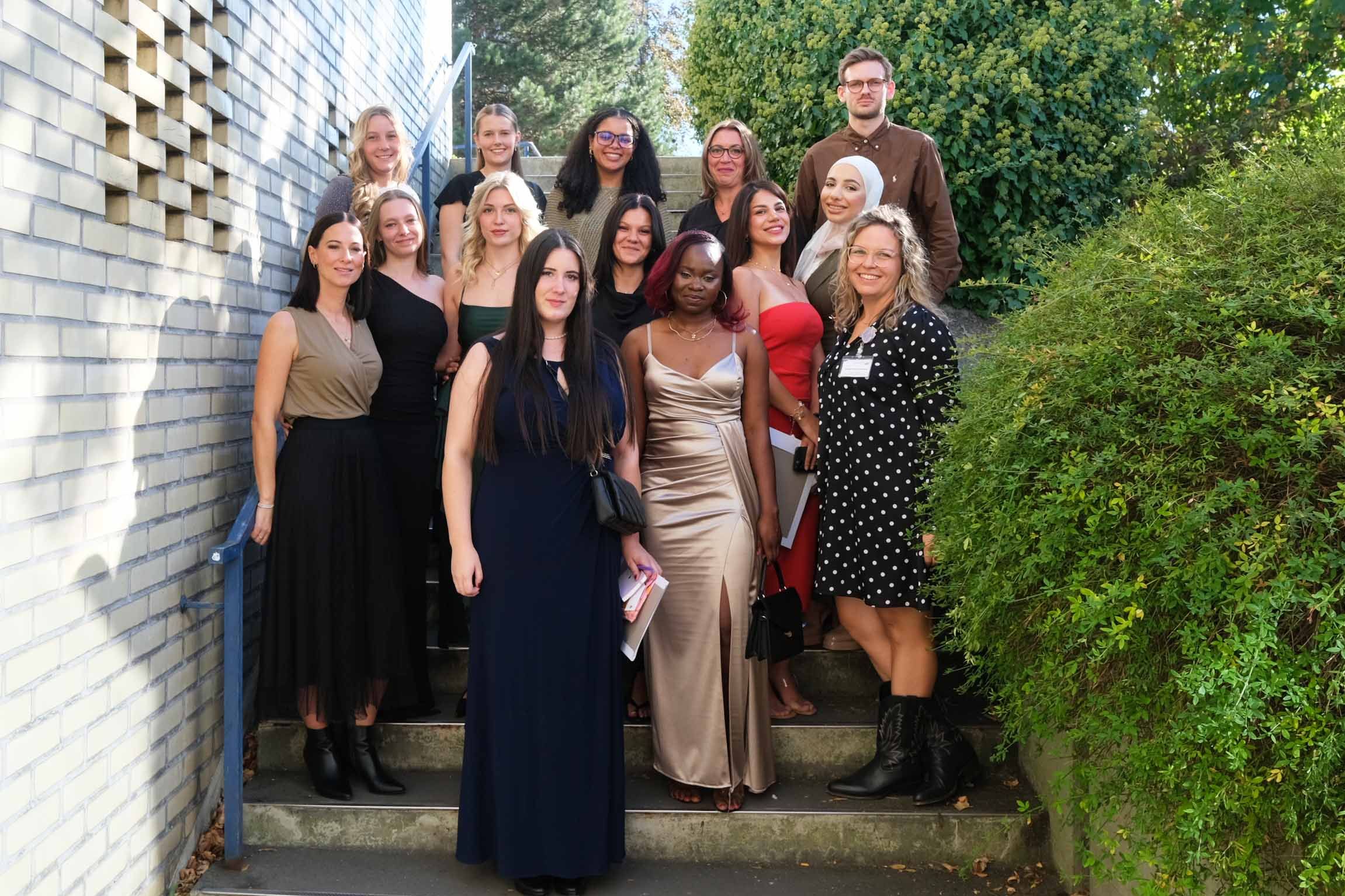 Gruppenfoto der Absolventinnen und Absolventen des Kurses GP 23-26 bei der Examensfeier auf dem Winterberg gemeinsam mit Kursleiterin Carolin Krietemeyer