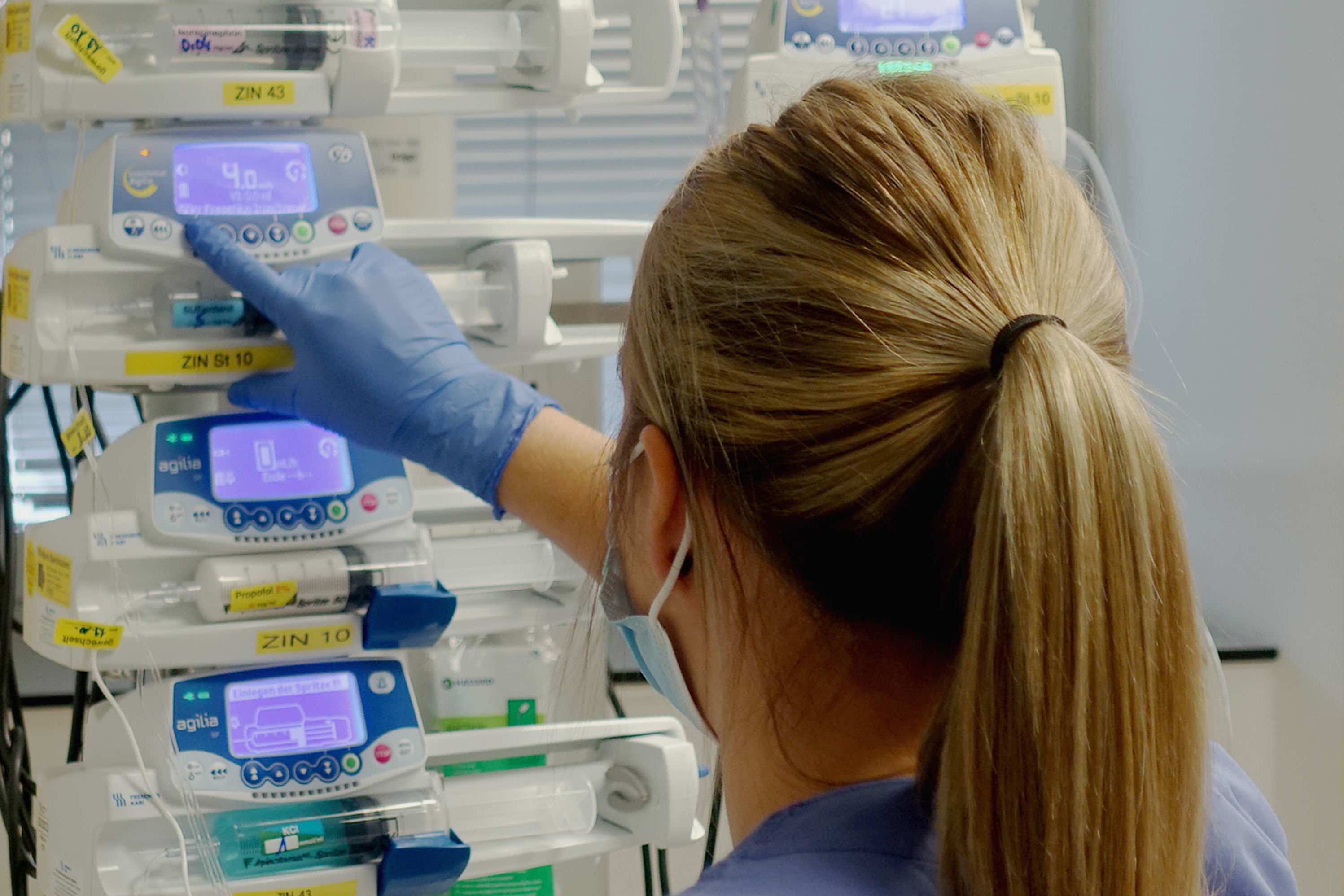 Pflegefachfrau stellt eine Infusionspumpe auf einer Intensivstation im Klinikum Saarbrücken ein.  