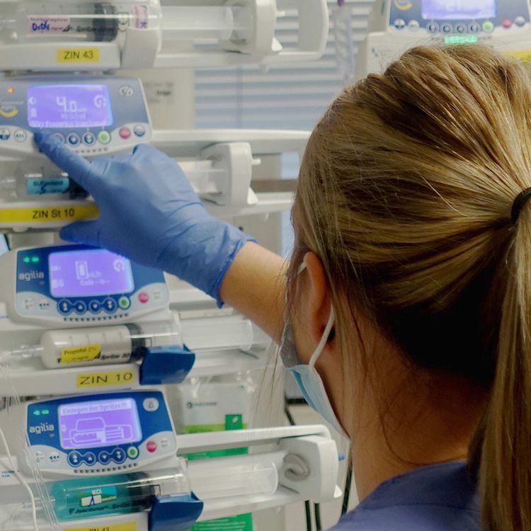 Pflegefachfrau stellt eine Infusionspumpe auf einer Intensivstation im Klinikum Saarbrücken ein.  