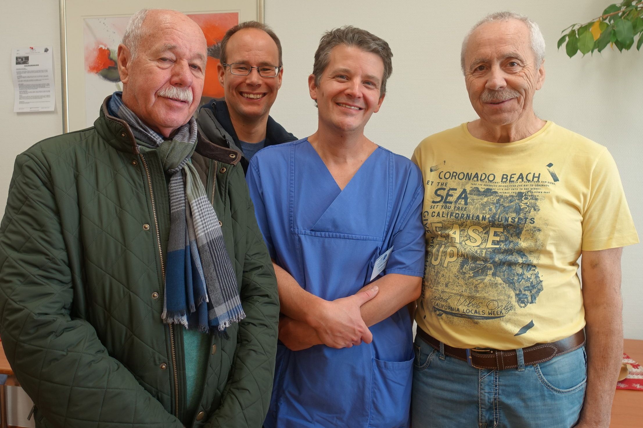 Willy Meiser (rechts) mit drei seiner vielen Lebensretter Lothar Simon, Carsten Simon und Kristian Hartleb, Oberarzt im Cardiac Arrest Center des Klinikums Saarbrücken. 
