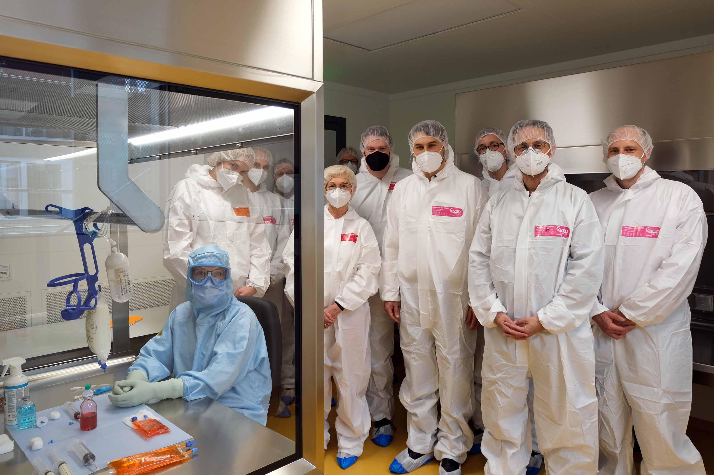 Gruppenfoto: Direktorium auf dem Winterberg und Beteiligte im Apothekenreinraum auf dem Winterberg