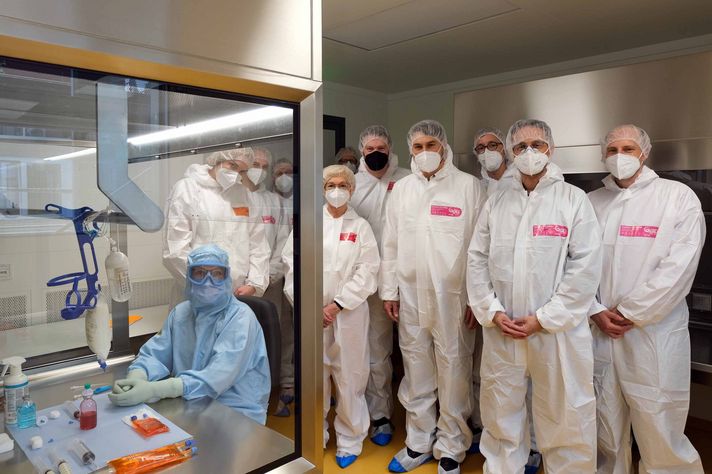 Gruppenfoto: Direktorium auf dem Winterberg und Beteiligte im Apothekenreinraum auf dem Winterberg