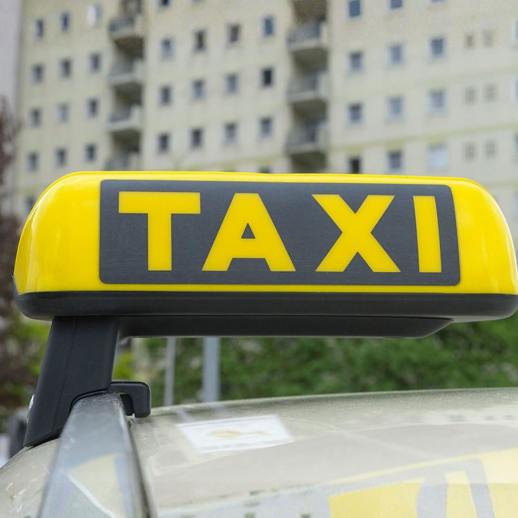 Taxischild eines Taxis vor dem Klinikum Saarbrücken