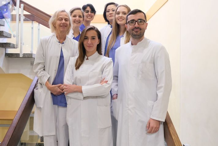 Ein Gruppenfoto von Ärztinnen und Ärzten der Neurologie