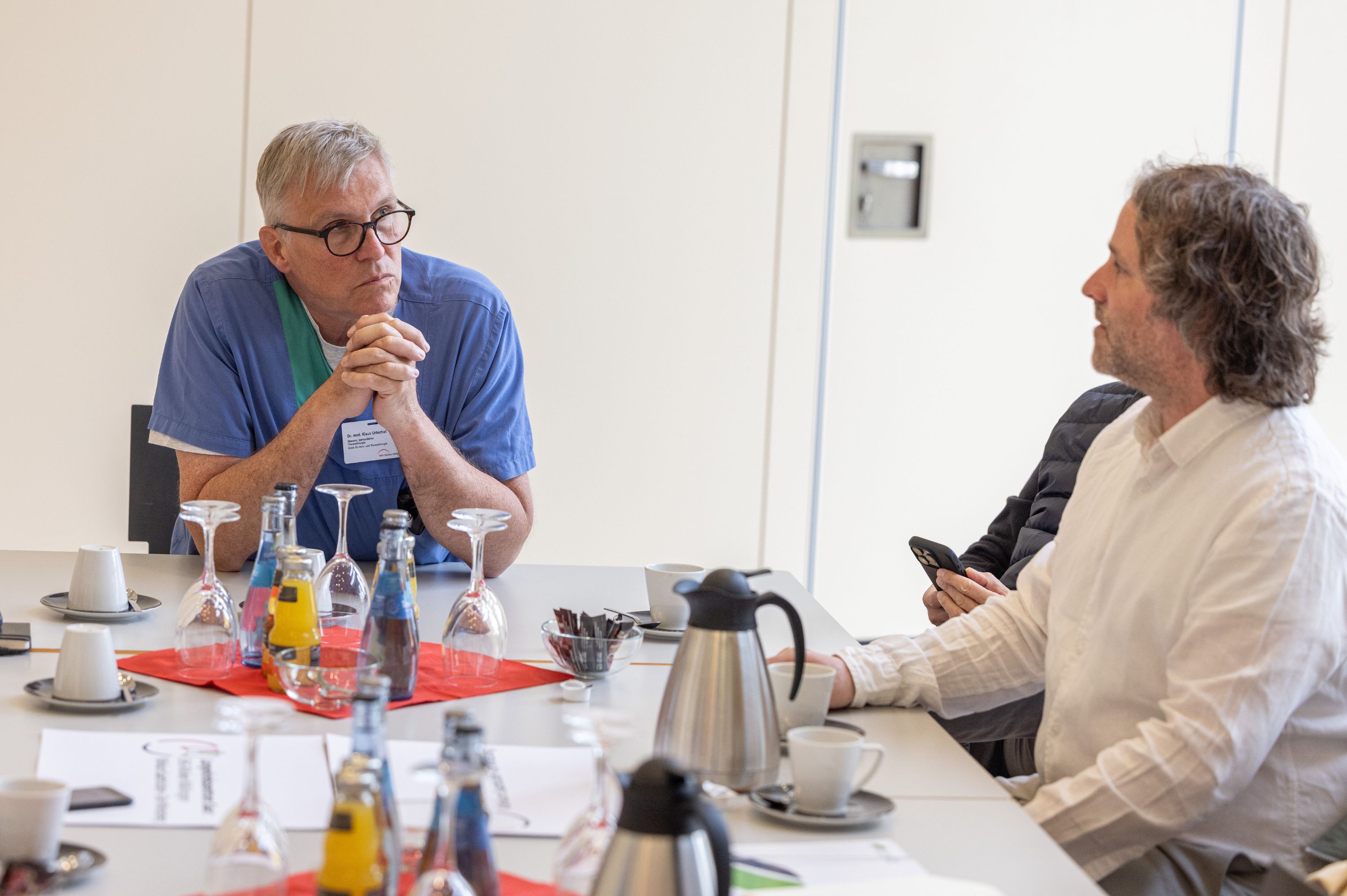 Die beiden Standortleiter des Lungenkrebszentrums bei einer Besprechung.