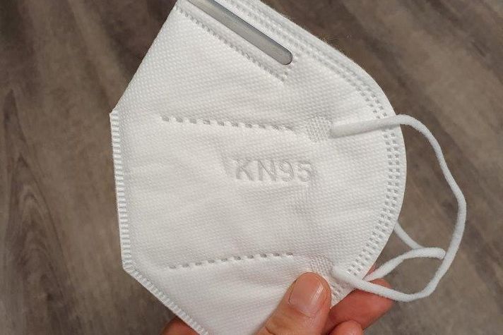 FFP2-Maske in einer Hand