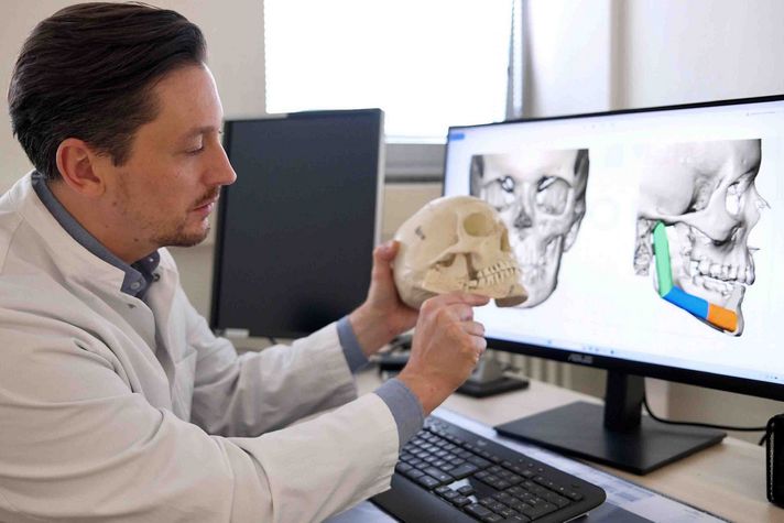 PD Dr. Dr. Christian Knipfer zeigt, wie ein Defekt am Kieferknochen nach einer Tumor-Operation anhand von 3D-Technik geplant und "repariert" wird.