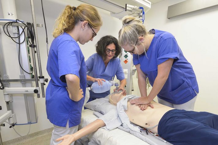 Reanimationsschulung mittels einer Puppe im Klinikum Saarbrücken