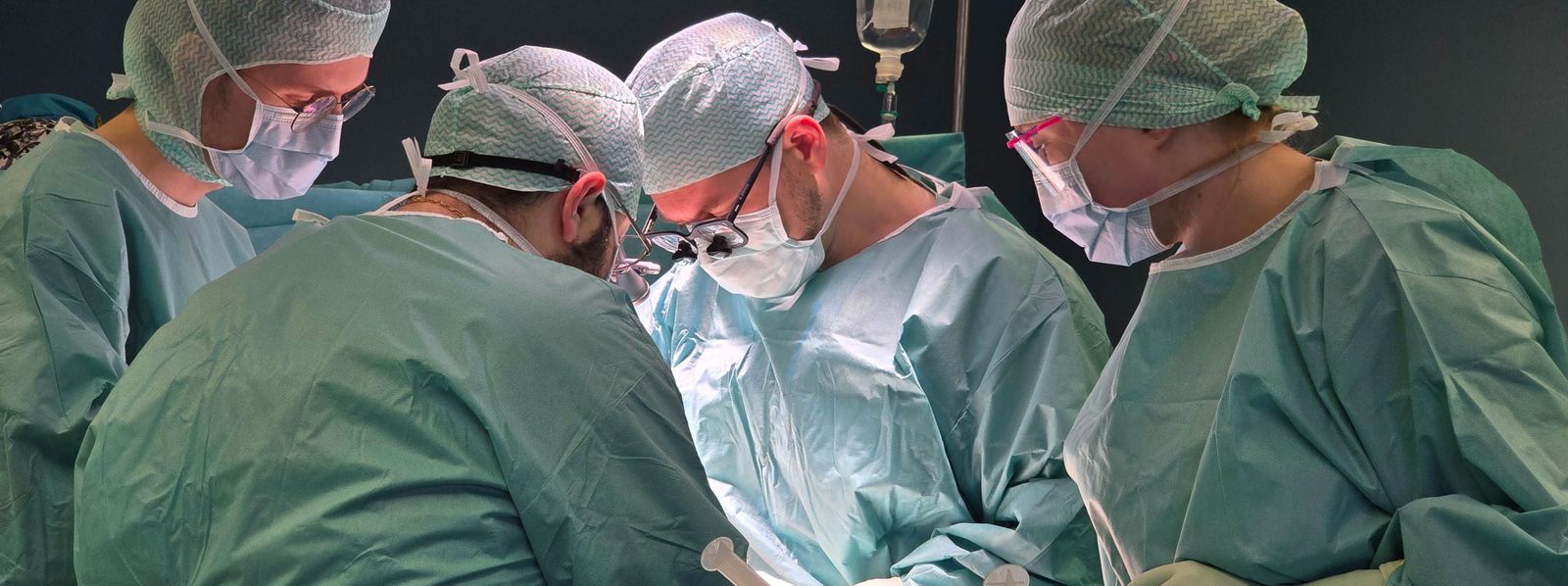 Blick auf die Operateure während eines gefäßchirurgischen Eingriffs Gefaesschirurgie_OP_Slider.jpg