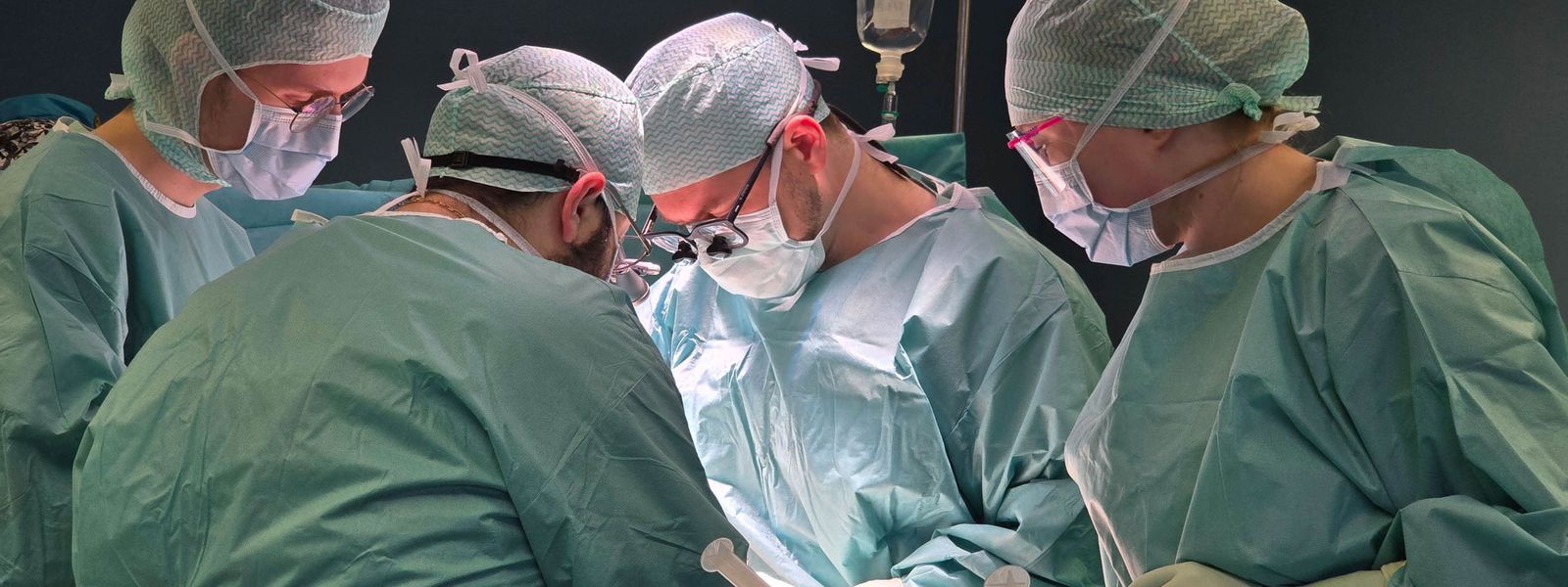 Blick auf die Operateure während eines gefäßchirurgischen Eingriffs Gefaesschirurgie_OP_Slider.jpg