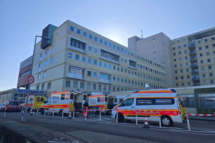 Das Foto zeigt viele Krankentransportwagen vor dem Eingang der Notaufnahme.