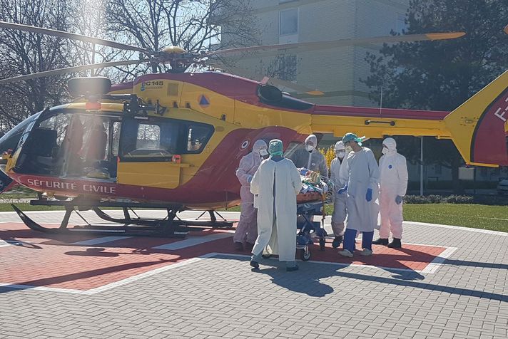 Ein französischer Rettungshubschrauber bringt einen französischen Corona-Patienten ins Klinikum Saarbrücken.