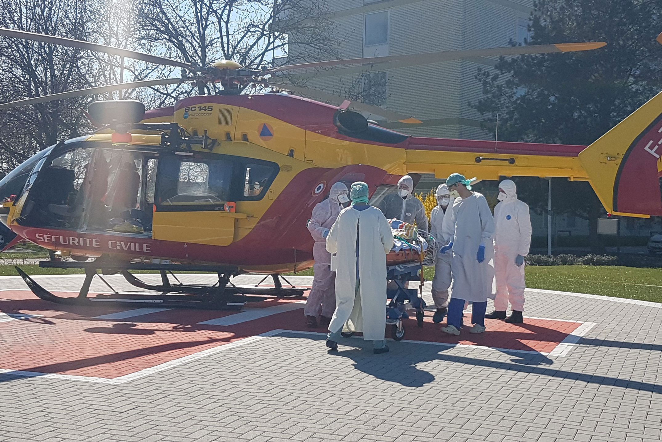 Ein französischer Rettungshubschrauber bringt einen französischen Corona-Patienten ins Klinikum Saarbrücken.