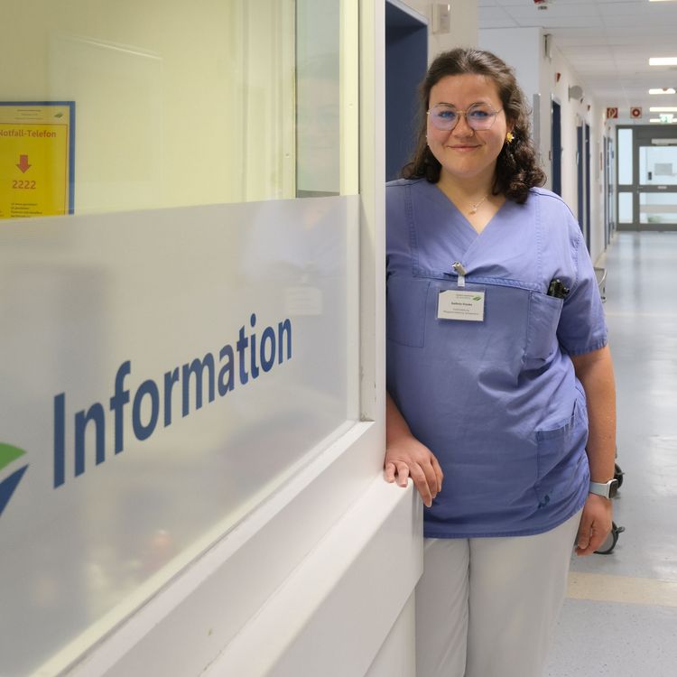 Kathrin Franke, hier am Infopunkt auf einer Station im Klinikum Saarbrücken, hat die Leitung des Springerpools inne
