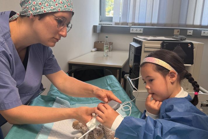 Kindergartenkind Lina begleitet ihren Hasen in der Teddyklinik und erlebt, was ein Ultraschall ist. 