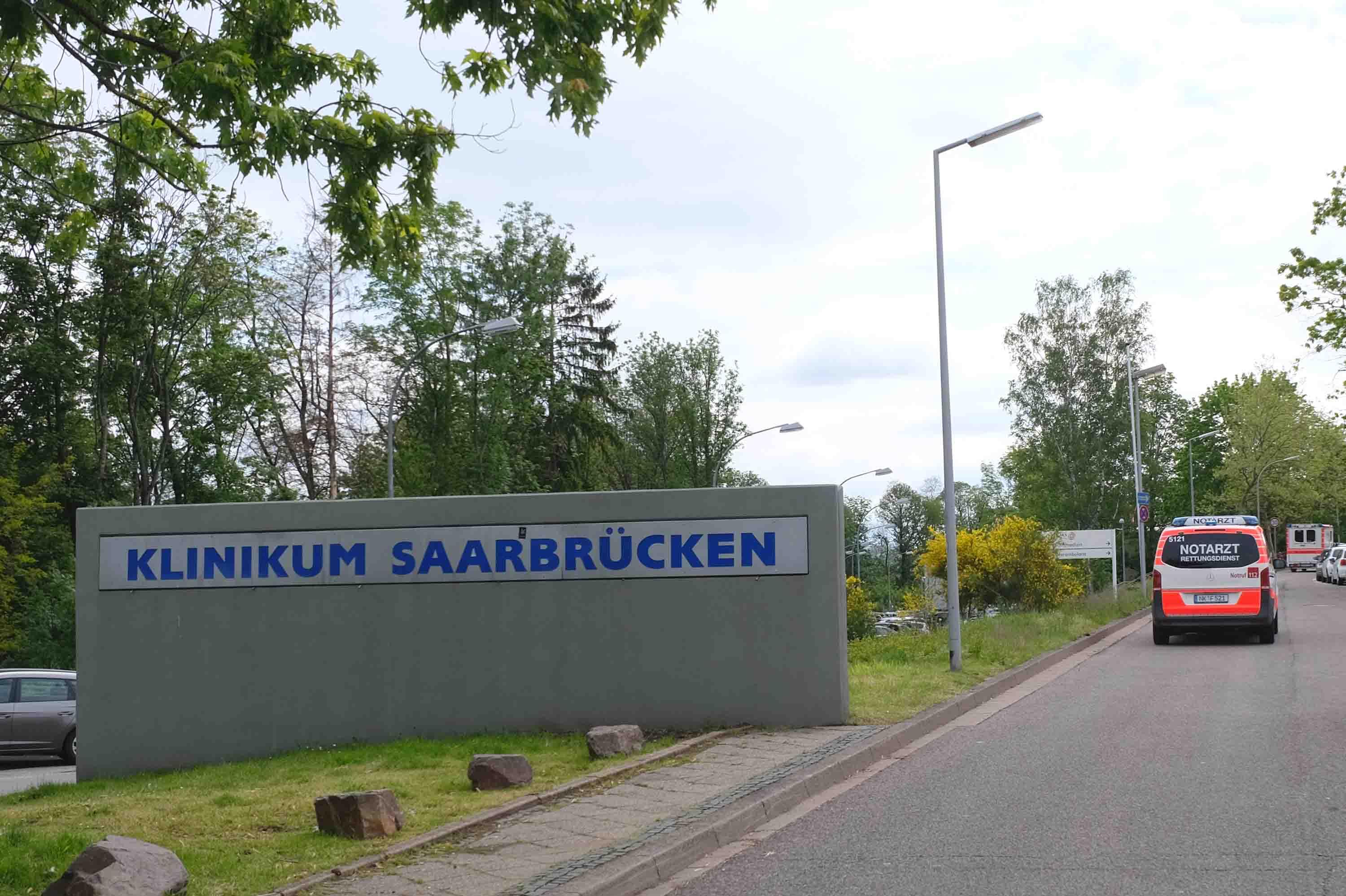 Zufahrt zum Klinikum Saarbrücken mit Notfallfahrzeug