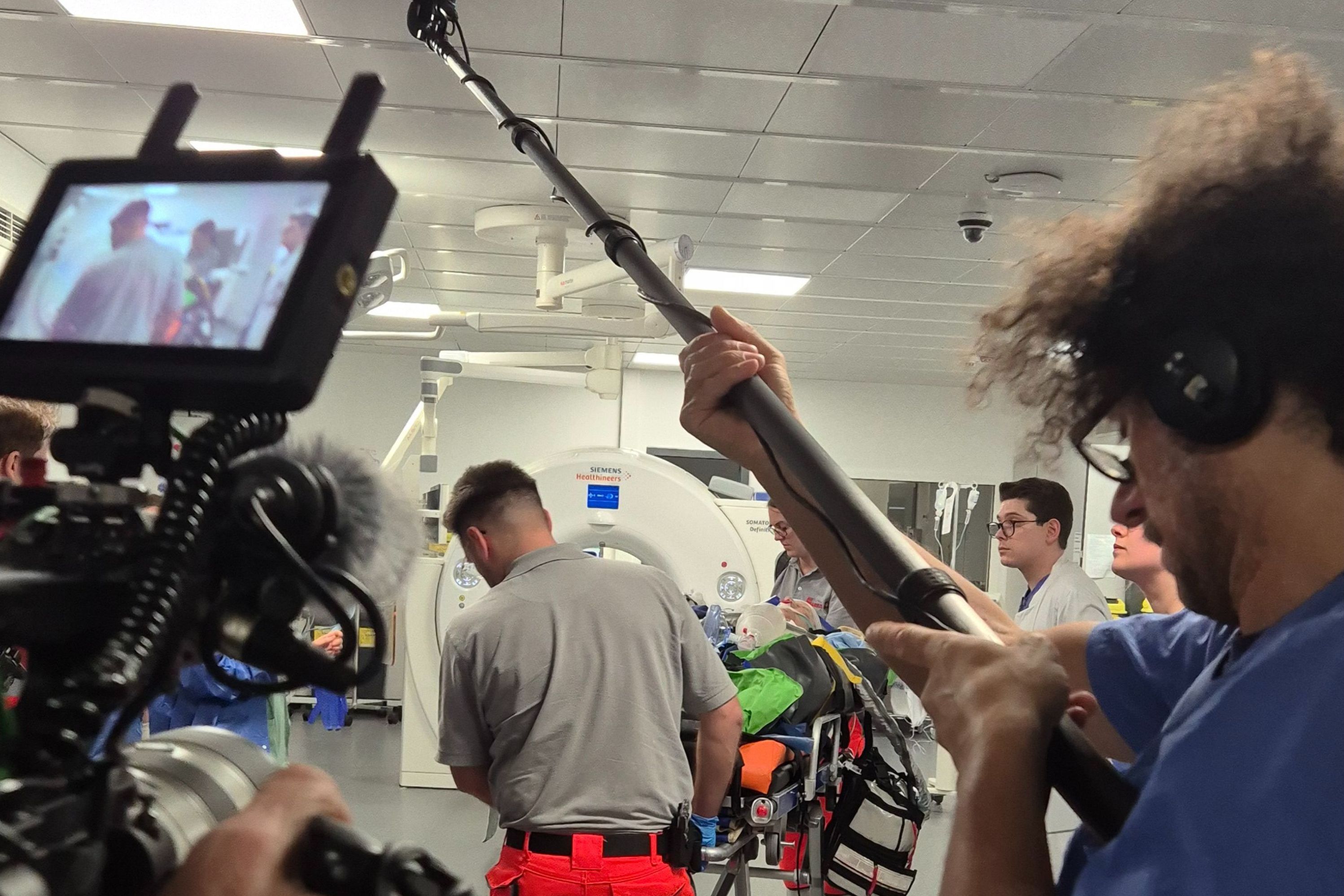 Das Kamerateam begleitet die Einlieferung eines Patienten durch den Rettungsdienst.