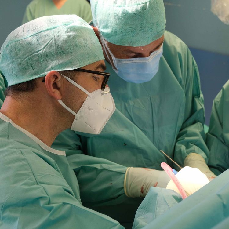 Blick in den OP während Chefarzt Prof. Dr. Christof Meyer und ein Oberarzt einen Unfallpatienten operieren