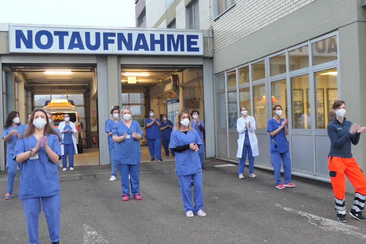 Pflegekräfte tanzen vor Notaufnahme im Klinikum Saarbrücken