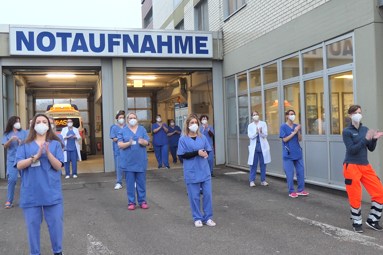 Pflegekräfte tanzen vor Notaufnahme im Klinikum Saarbrücken