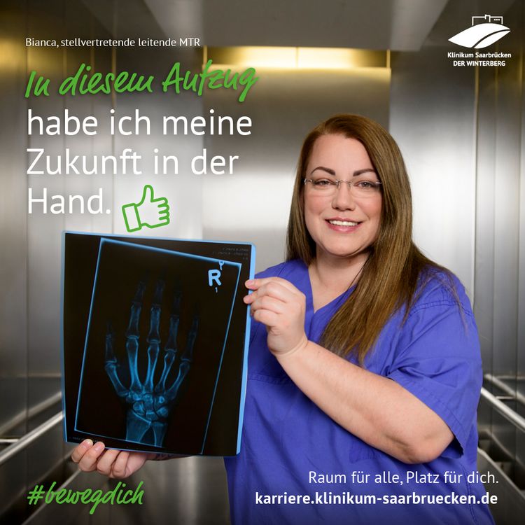 Bianca Müller steht in einem Aufzug und hält ein Röntgenbild einer Hand in den Händen. Über ihr der Schriftzug: In diesem Aufzug habe ich meine Zukunft in der Hand