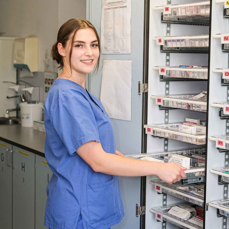 Auszubildende Sophie Faupel auf der Intensivstation im Klinikum Saarbrücken. 